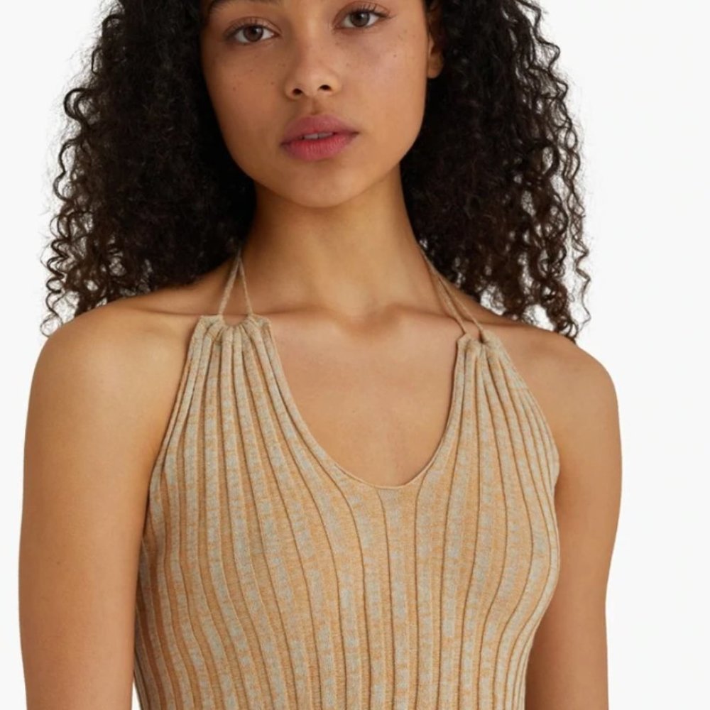 Ribbed knitted halter top in two-colored thread with adjustable neck